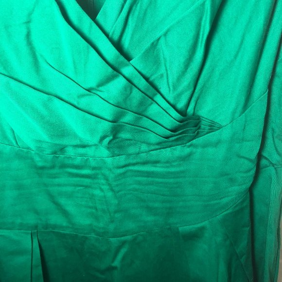 Emily and Fin - Keener Postures Dress, Emerald - Picture 7 of 13